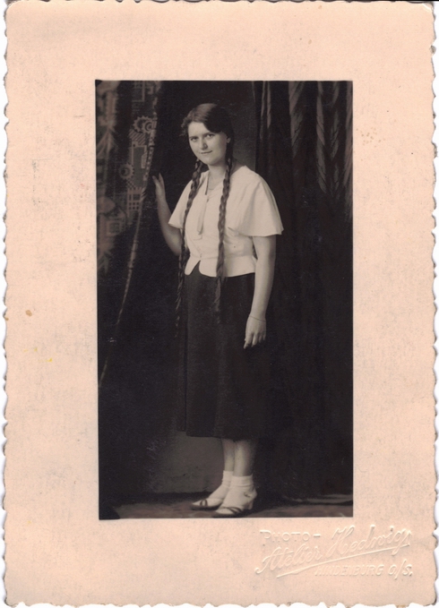 Zdjcie wykonane w Photo Atelier Hedwig Wysoko 11,7 cm, szeroko 8,2 cm.  U dou po prawej  stronie zdjcia suchy stempel Photo Atelier Hedwig Hindenburg O/S. Boki zbkowane.